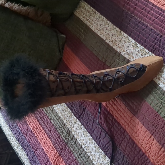 Boot lamp fashion boot light 14" tall feather trim on/off control tan & black - Picture 1 of 17